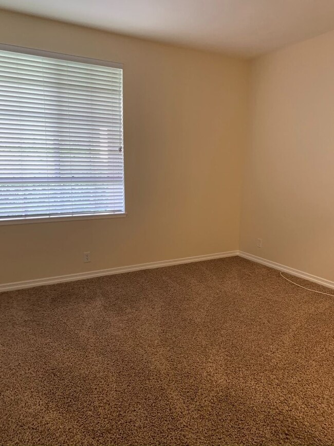 Building Photo - 2 bed / 2 bath unit in RSM available August 6th!!
