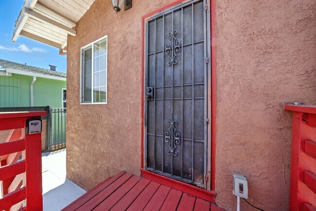 Building Photo - 5530 Laverne Ave