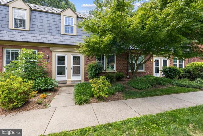 Primary Photo - 1021 S Barton St