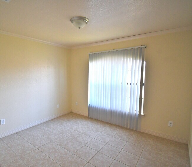 Building Photo - Lovely 3 bedroom 2 bathroom 2 car garage h...