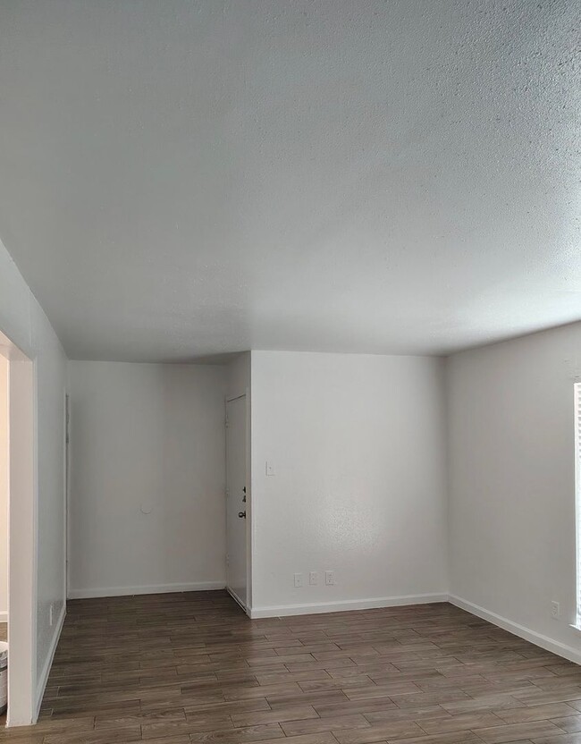 Building Photo - second floor unit - 3 bed, 2 bath condo for $1350 month