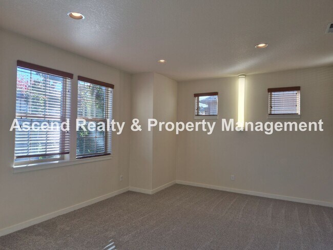 Building Photo - Available Immediately Minutes to Orenco Sh...