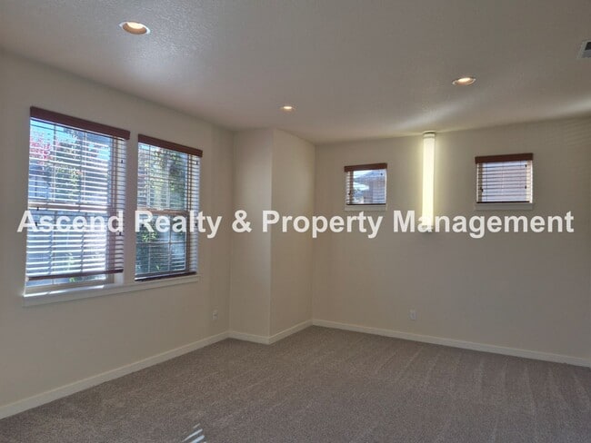 Building Photo - Lower Price! Available Immediately Minutes to Orenco 4 Bed & Office with Full Bath on Main 1 Smal...