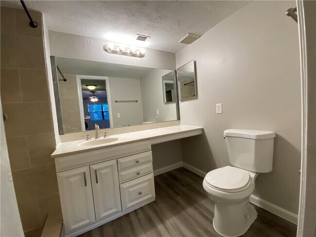 Building Photo - 2967 Riverside Dr