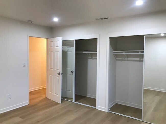 Building Photo - GLENOAKS