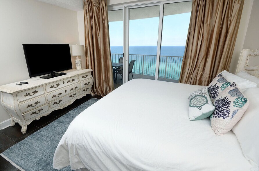 Building Photo - 17545 Front Beach Rd