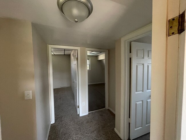 Building Photo - AVAILABLE NOW!! 3 BED 1 BATH SINGLE FAMILY...