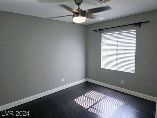 Building Photo - Updated Condo w/Open Floor Plan