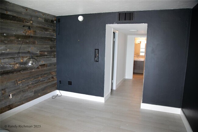 Building Photo - 600 NE 36th St