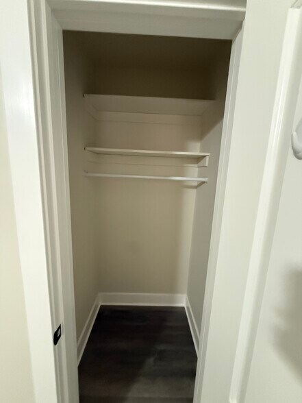 Building Photo - 3838 N Greenview Ave