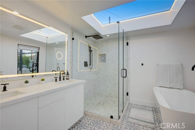 Building Photo - 8161 Encino Ave