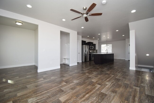 Building Photo - 4 Bed 3.5 Bath Sunny and Spacious South Jordan Corner-Lot Home with Views!