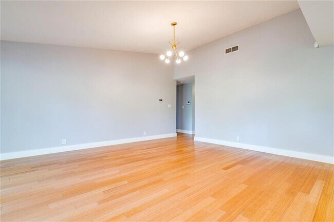 Building Photo - 3006 Lakeside Dr