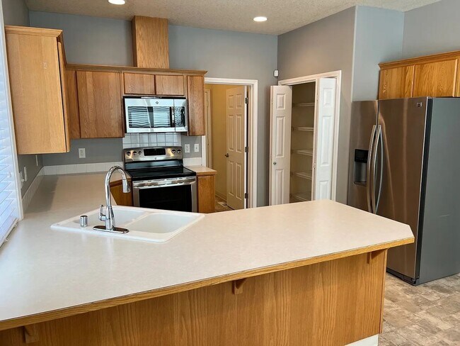 Building Photo - 8225 Sweetbrier Loop SE