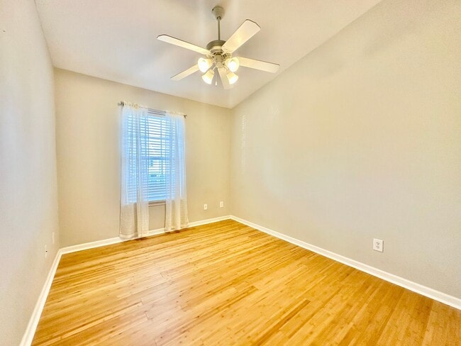 Building Photo - Welcome Home! Rare 3 Bedroom 2.5 Bath Town...