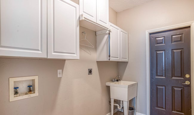 Building Photo - Summerwood!! Application and more info @ https://www.sandseekerrealty.com/long-term-rentals/. Cli...