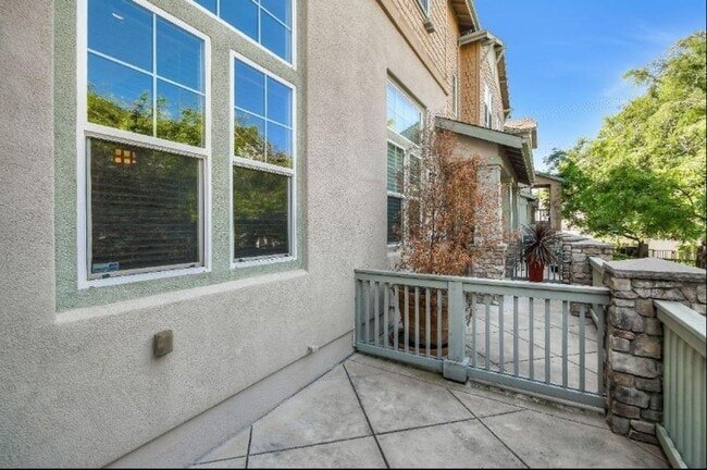 Building Photo - 405 Washington Square