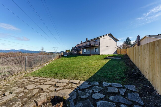 Building Photo - 4 Bedroom 2.5 Bathroom With Large Fenced B...