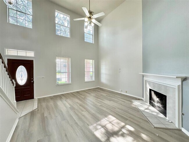 Building Photo - 1211 Satillo Ln