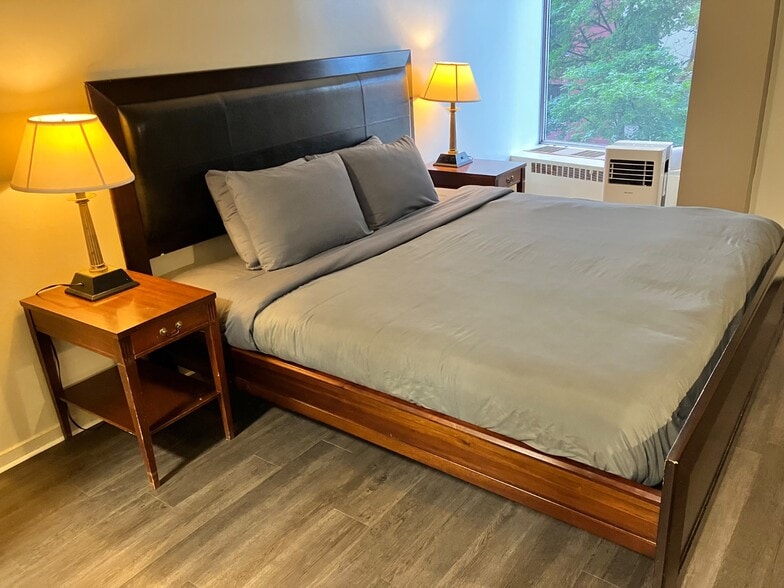 King bed with comfy memory foam mattress - 8200 E Jefferson Ave
