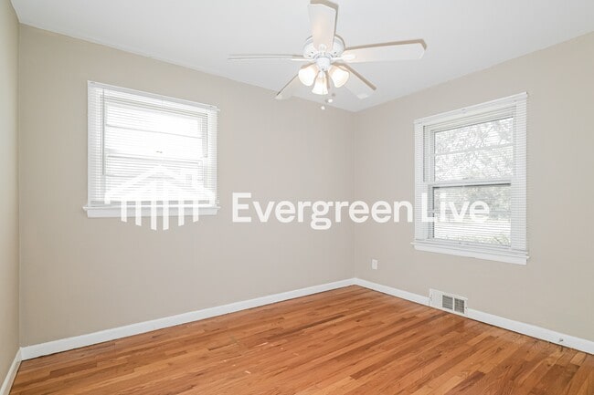 Building Photo - 380 S St Jacques St