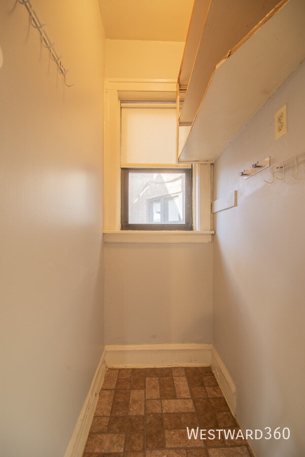 Building Photo - 6055 N Hermitage Ave