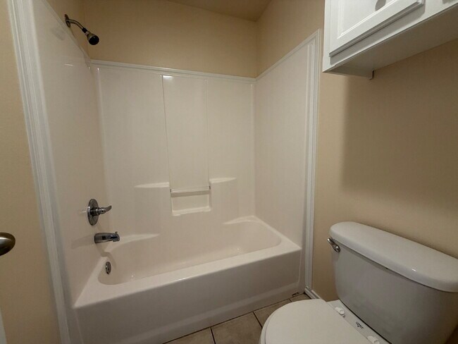 Building Photo - Charming 3-Bed, 2-Bath Spacious Home in Fox Den!