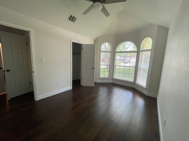 Building Photo - 200 Mountain View Dr