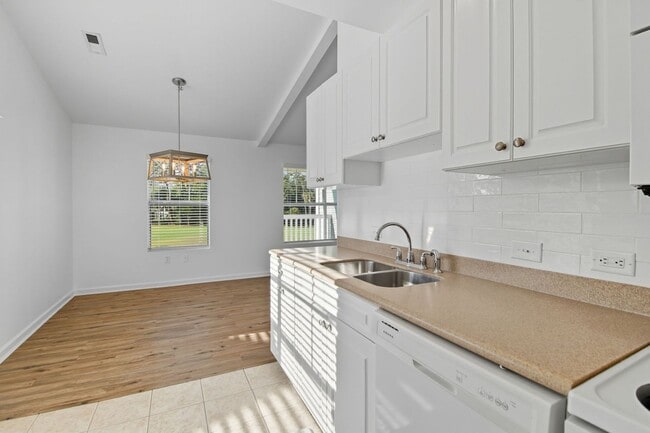 Building Photo - NEW PRICE and Half Off First Month's Rent! Nicely Updated Condo in Old South!