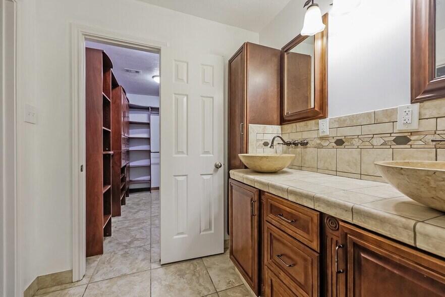 Building Photo - 18718 Timber Trace Dr