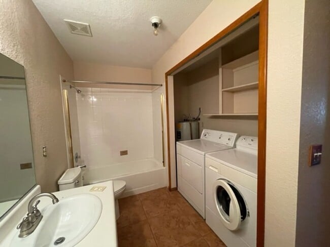 Building Photo - 1 bed, 1 bath upstairs unit for rent