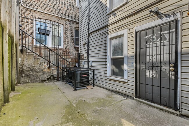 Building Photo - 2227 W Cullerton St