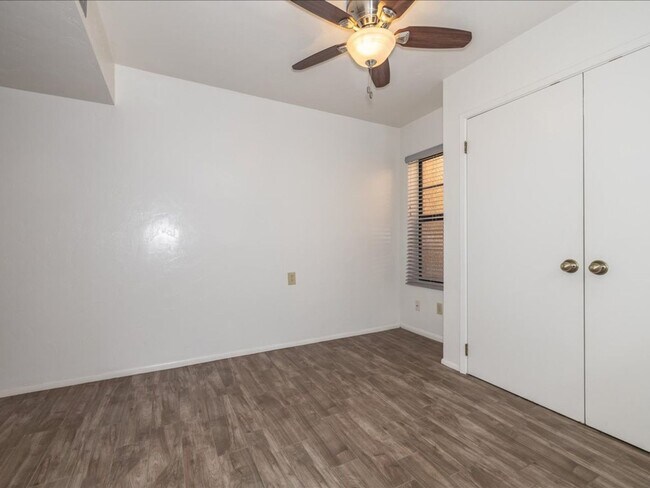 Building Photo - 3 Bedroom, 2.5 Bath