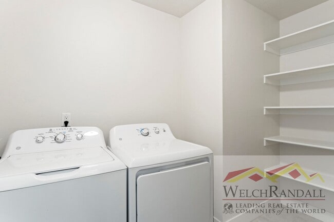 Building Photo - 3 Bedroom Townhome available in North Salt Lake!