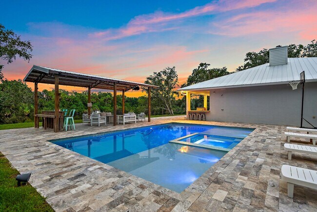 Building Photo - 12955 SW Kanner Hwy