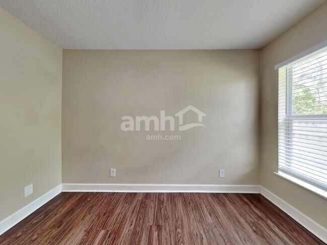 Building Photo - 5940 NW Foust Cir
