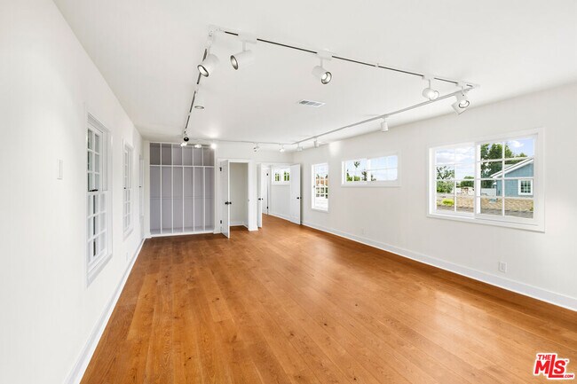 Building Photo - 10309 La Grange Ave