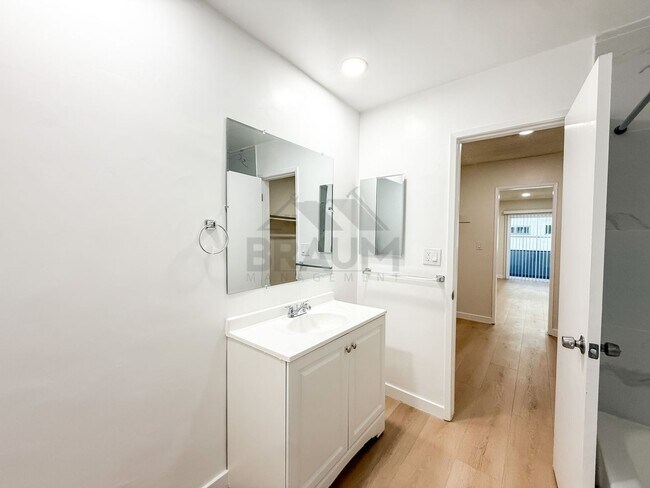 Building Photo - 6041 Whitsett Ave