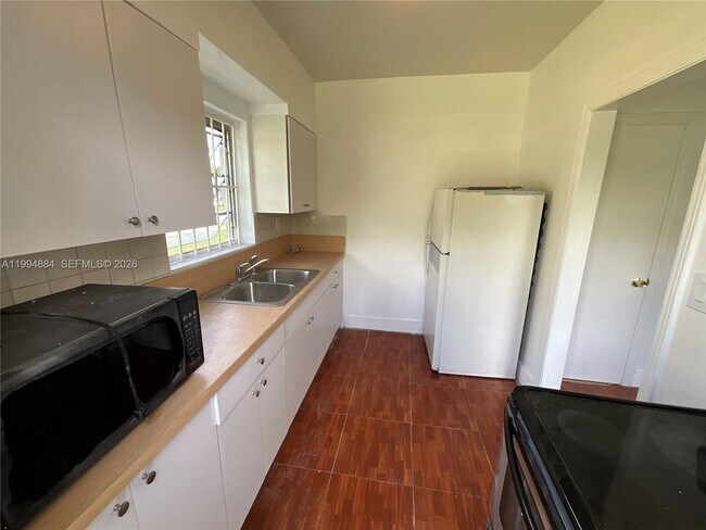 Building Photo - 661 NE 138th St