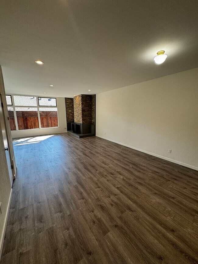 Building Photo - Gorgeous Updated 3-Bedroom Townhome in Pri...