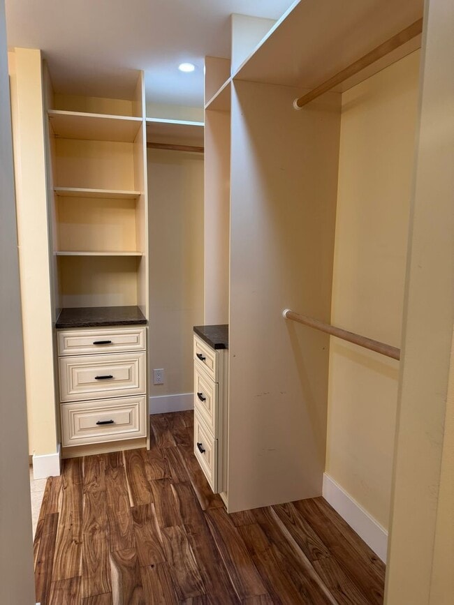 Building Photo - 2Bd/2Ba Bellevue Condo