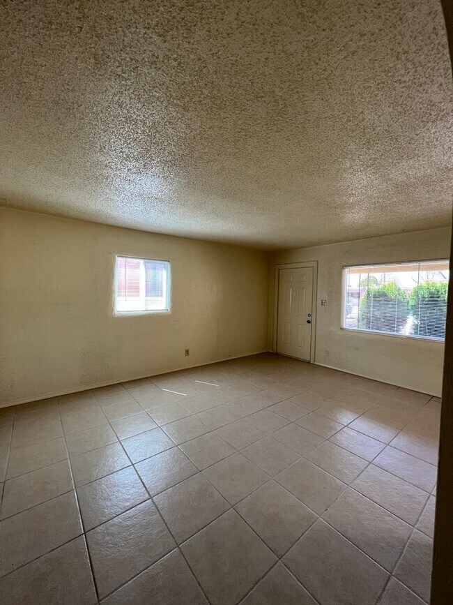 Building Photo - Nice 3 bedroom 1 3/4 Bath 2 Car Garage with large front and back yard!