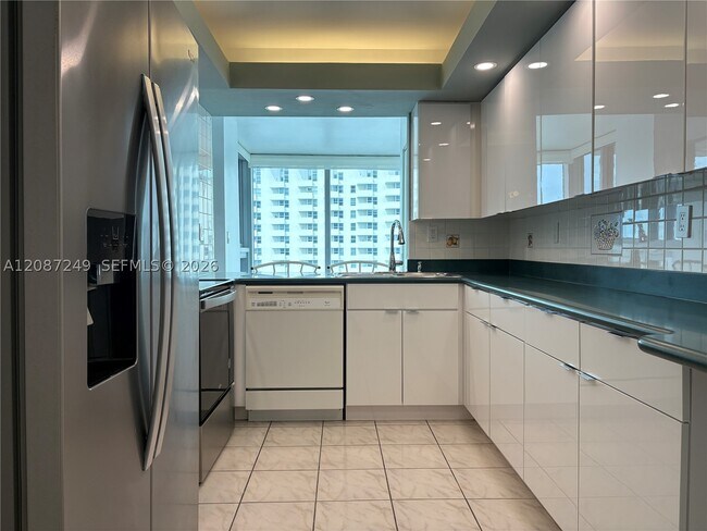 Building Photo - 2655 Collins Ave