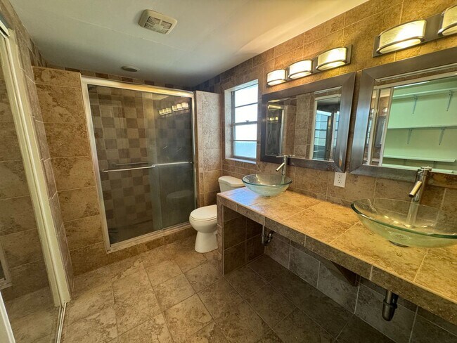 Building Photo - Remodeled 3/2 in the Heart of Gainesville!