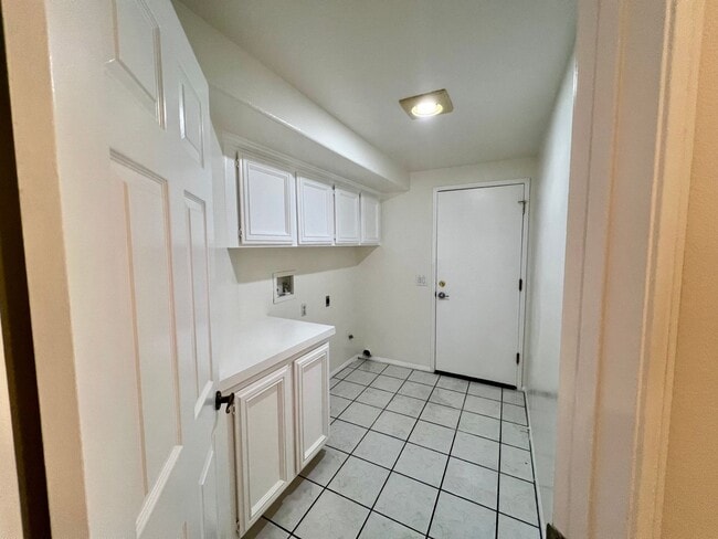 Building Photo - Beautiful 4 Bedroom Single Family Home with Pool and Pool Service Included for Lease in Rancho Cu...