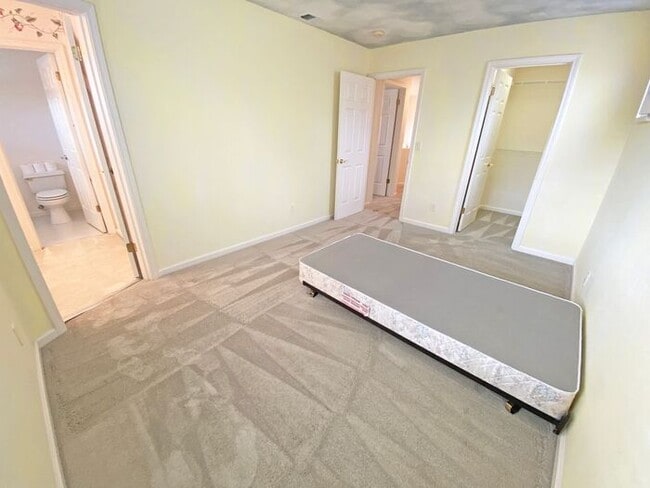 Building Photo - 5821 Killarney Cir