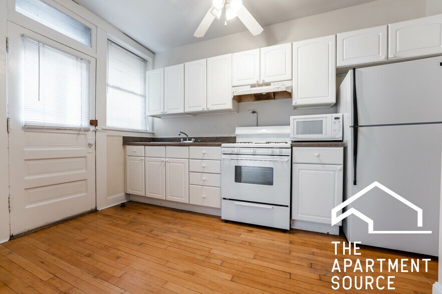 Building Photo - 1949 W Winnemac Ave