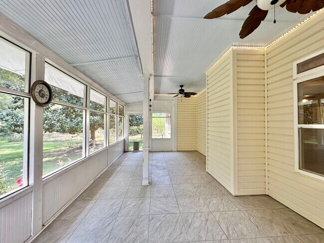 Building Photo - Tour Today! Show Stopping Home in Flint!