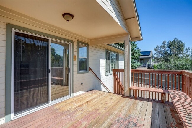 Building Photo - Freshly painted, 3 Bedroom, 2 Bath Home in...