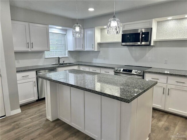 Building Photo - 15 Zinnia Ave